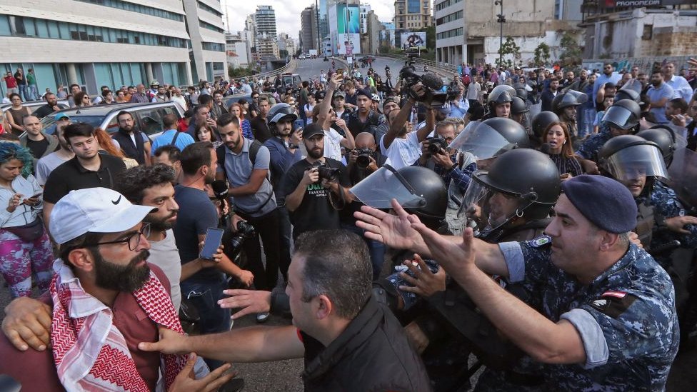 Manifestantes en Líbano discuten con miembros del cuerpo policial.
