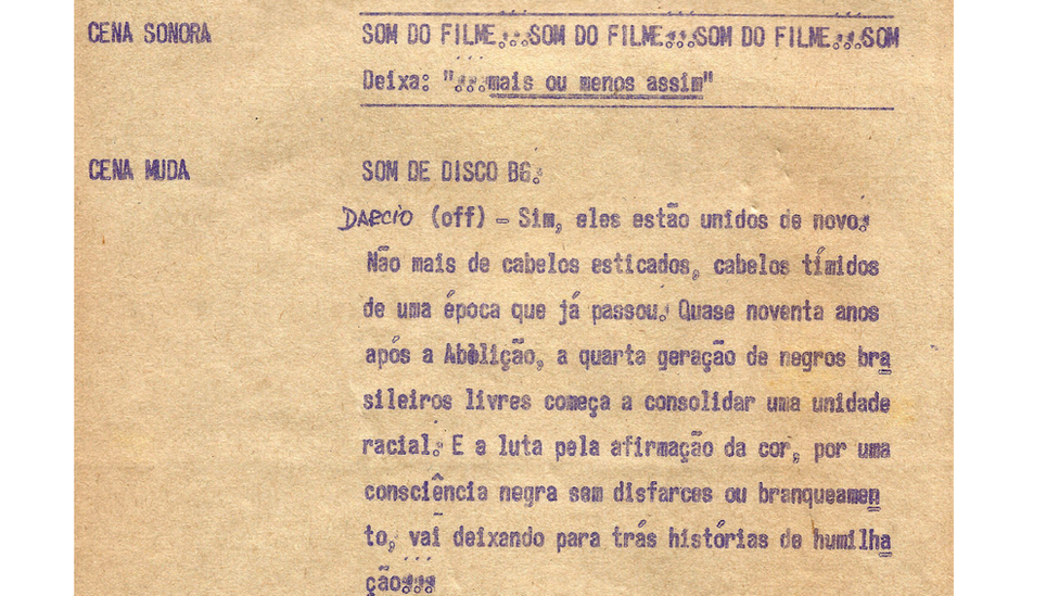 Em papel pardo, impresso em letras azuis, lê-se um trecho do roteiro do documentário que diz: 