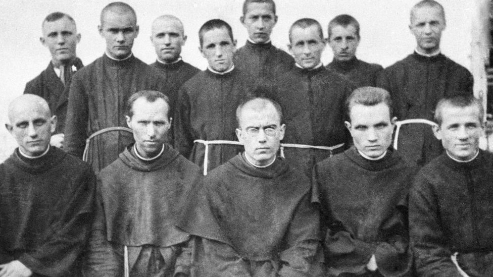 Kolbe junto a otros sacerdotes franciscanos