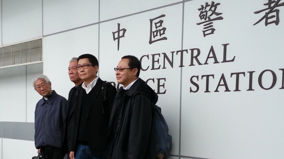 （左起）陳日君樞機、朱耀明牧師、陳建民教授、戴耀廷教授在香港中區警署外讓媒體記者拍照（3/12/2014）
