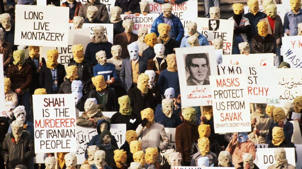 反對伊朗末代國王巴列維的示威者1977年在美國國會大樓前示威，其中一個標語說面罩可以保護他們，免受巴列維的秘密警察報復。