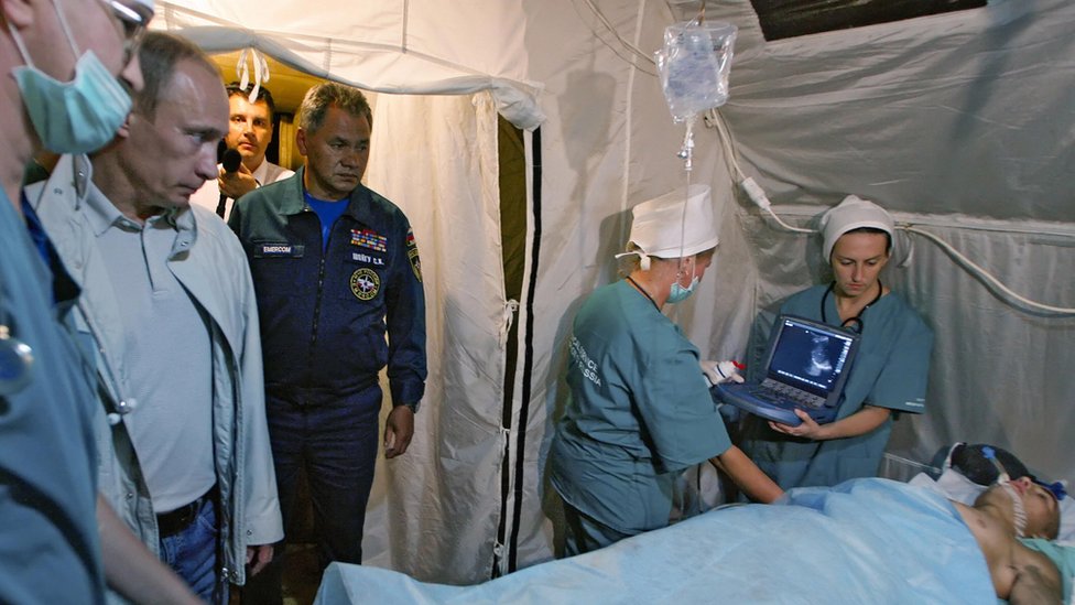 普京在戰地醫院看望在南奧塞梯戰役中受傷的傷員