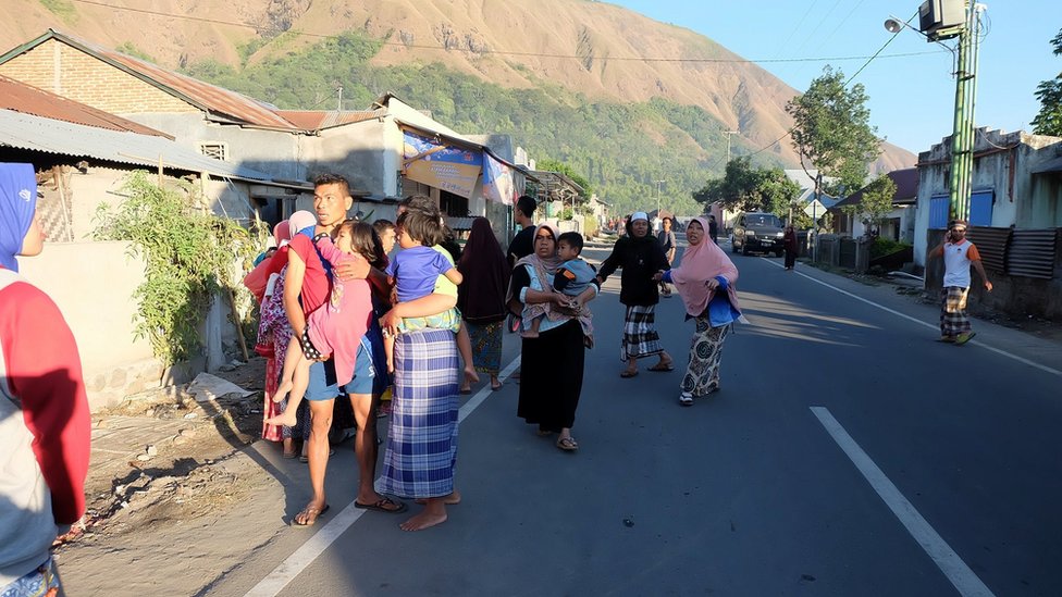 Depremin ardından insanlar evlerinden çıktı