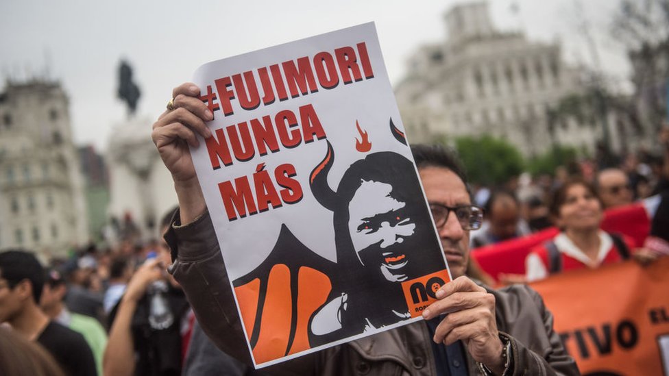 PPK ganó las elecciones gracias al voto antifujimorista, pero no consiguió una amplia representación en el Congreso. Pancarta que dice: "Fujimori nunca más"