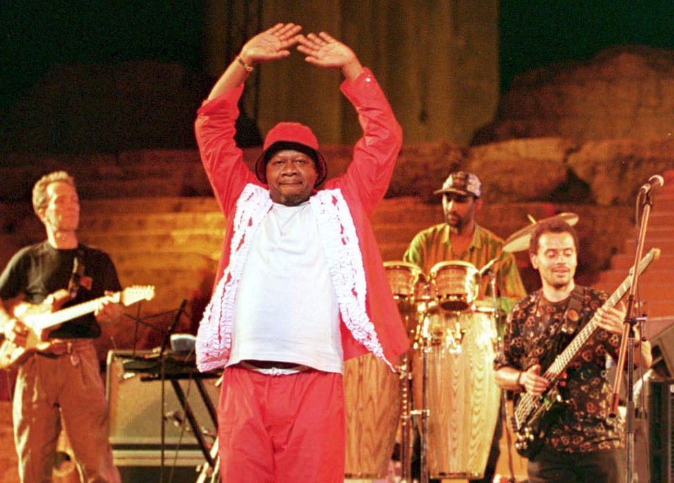 Папа Вемба на сцене Международного фестиваля Баальбек, Лебаон, 2000 г.