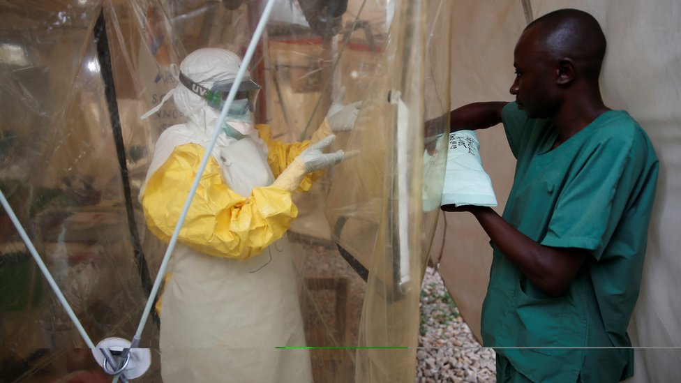 Personal médico vistiendo equipo de protección personal en Benin.