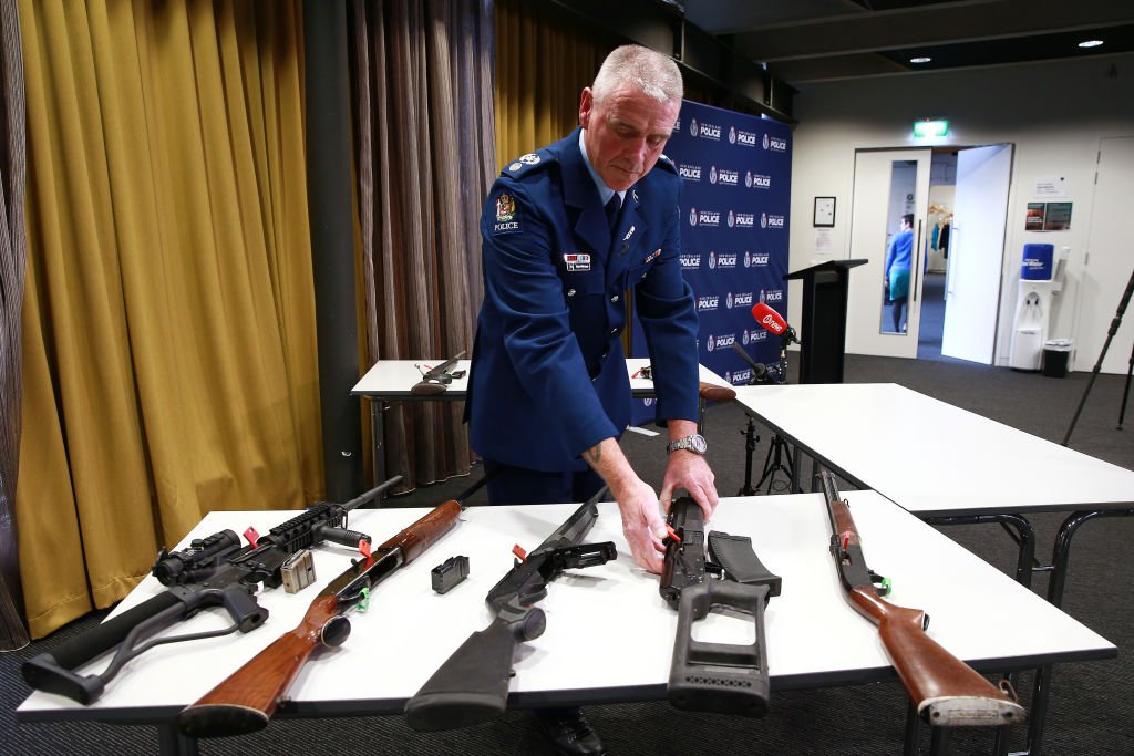 Un sargento muestra en una rueda de prensa las armas prohibidas por las nuevas leyes en Nueva Zelanda, el 11 de abril del 2019.