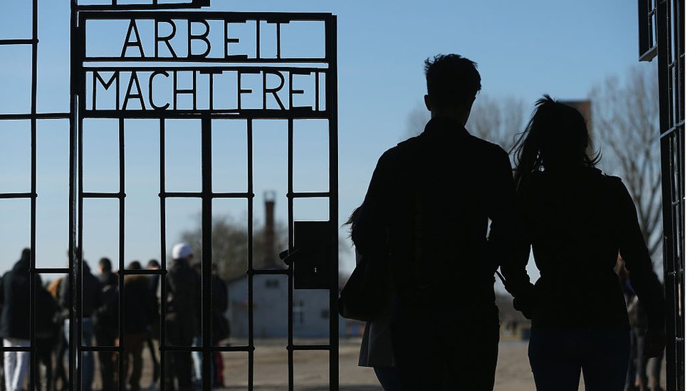 En Oranienburg se encontraba el campo de concentración de Sachsenhausen con su célebre inscripción "El trabajo libera". En Oranienburg se encontraba el campo de concentración de Sachsenhausen con su célebre inscripción "El trabajo libera".