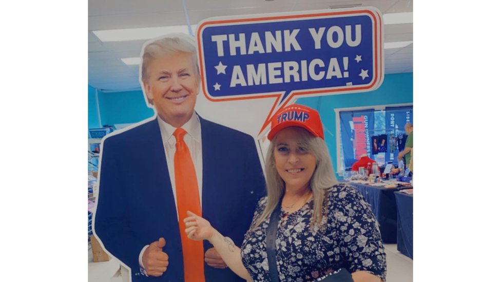 Dama con escote Trump