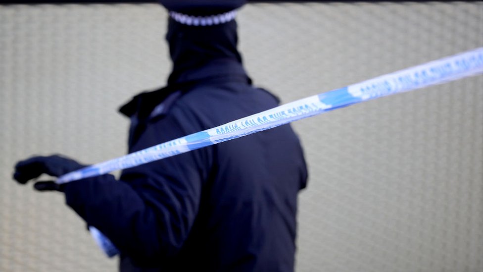 Офицер полиции отмечает кордон после смертельного удара ножом в Хакни 5 апреля 2018 года в Лондоне
