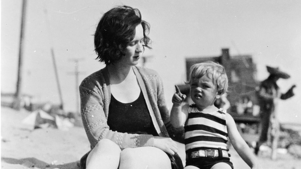 Gladys Baker y su hija Norma Jean Baker (posteriormente Marilyn Monroe) en la playa