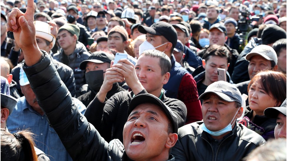 Miles han exigido la renuncia de Jeenbekov.