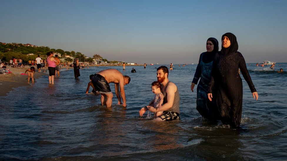 İstanbul'da, Menekşe'de denize giren Suriyeliler