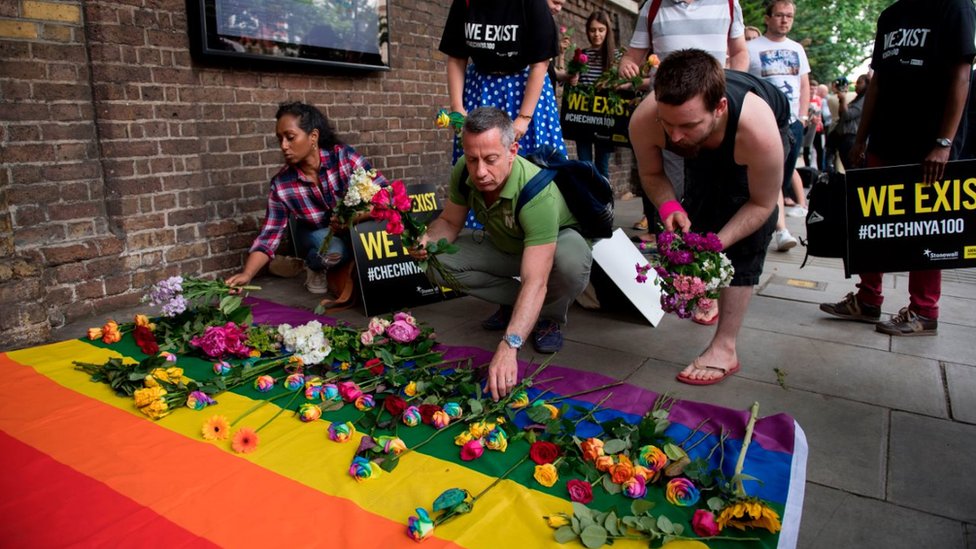 2017'de eşcinsellere yönelik zulüm ve baskının arttığı iddiaları üzerine Rusya'nın Londra Büyükelçiliği önünde protesto gösterileri düzenlenmişti.