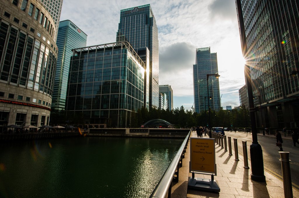 上世紀30年代，水果航運有限公司租下倫敦南碼頭進口港，泊位根據水果原產地而更名為金絲雀碼頭。