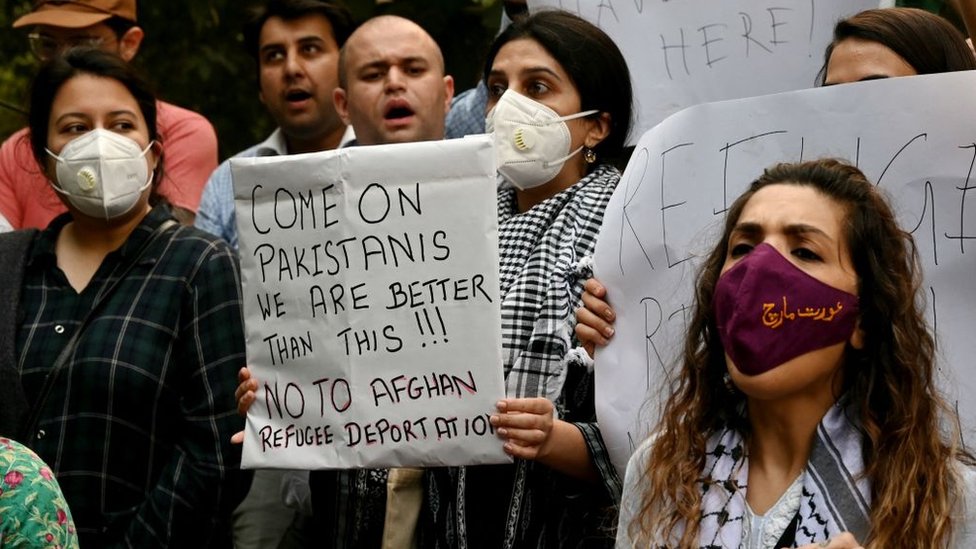 人們抗議巴基斯坦驅逐阿富汗人。