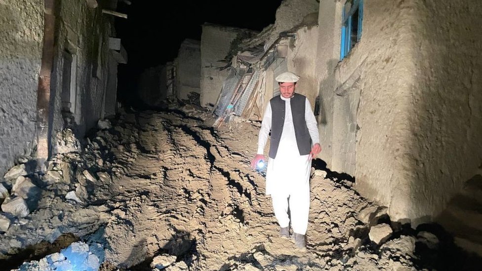 Un hombre camina en la oscuridad en la zona del terremoto en Afganistán.