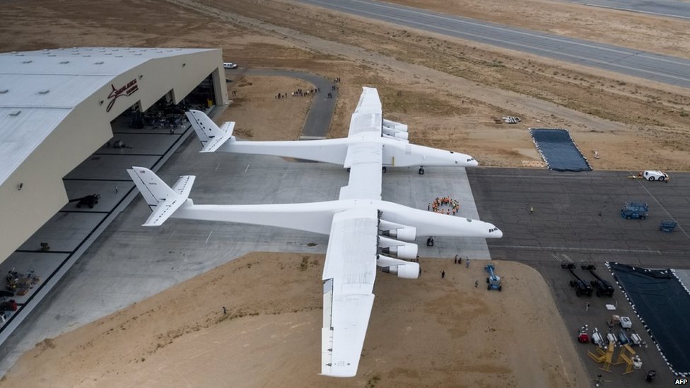 Se espera que el avión vuele en la órbita baja de la Tierra, desde donde lanzará un cohete Pegasus XL al espacio. Vista completa del Stratolaunch