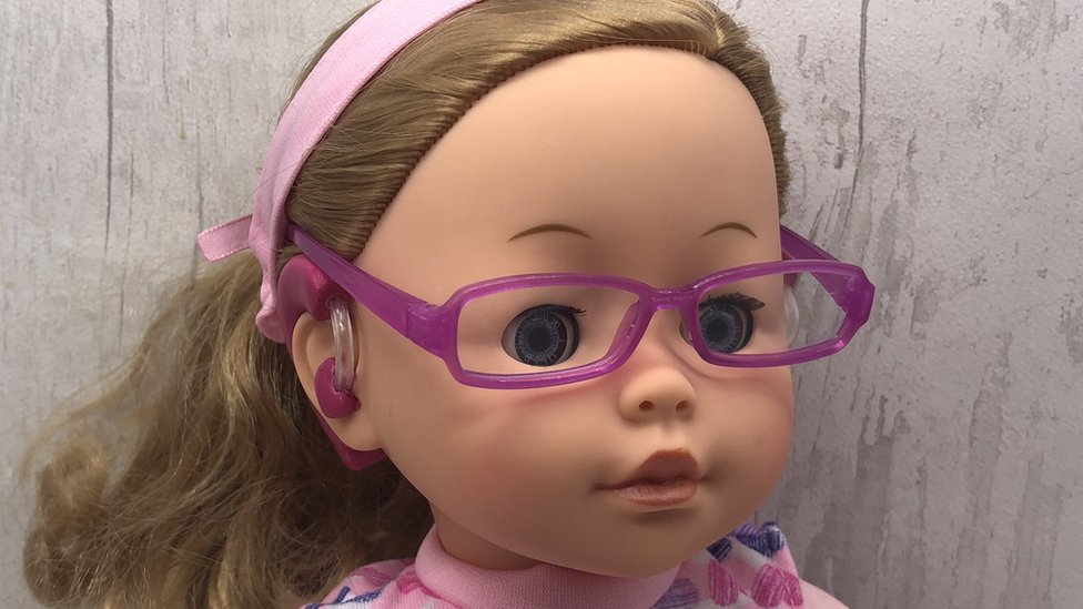 Кукла в очках и слуховом аппарате