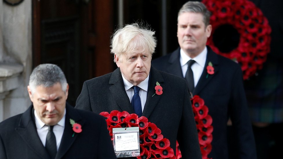 Премьер-министр Борис Джонсон несет венок из мака во время Национальной службы поминовения у Кенотафа в Вестминстере