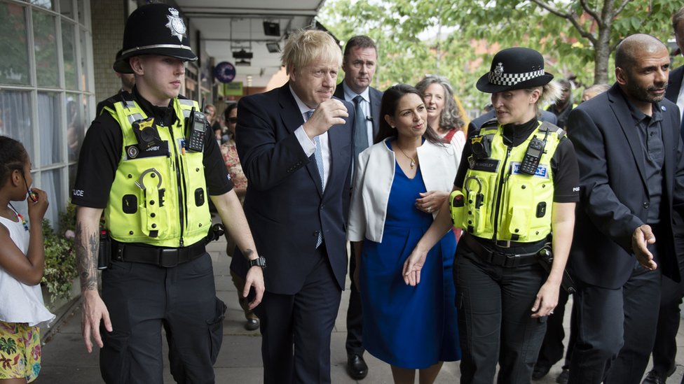 Премьер-министр Борис Джонсон и министр внутренних дел Прити Патель на прогулке с местной полицией во время посещения Норт-Роуд, Харборн, Бирмингем