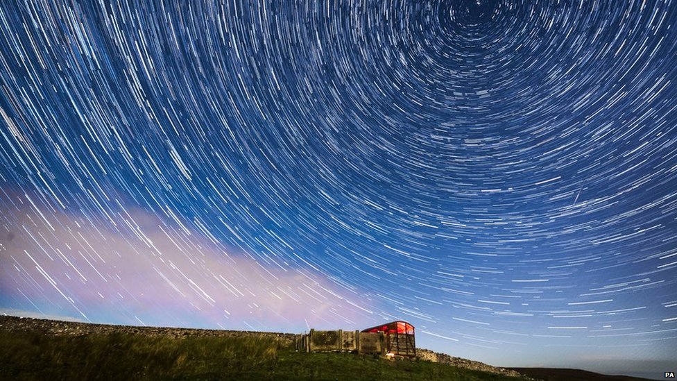 Estrellas fugaces en el cielo sobre un campo