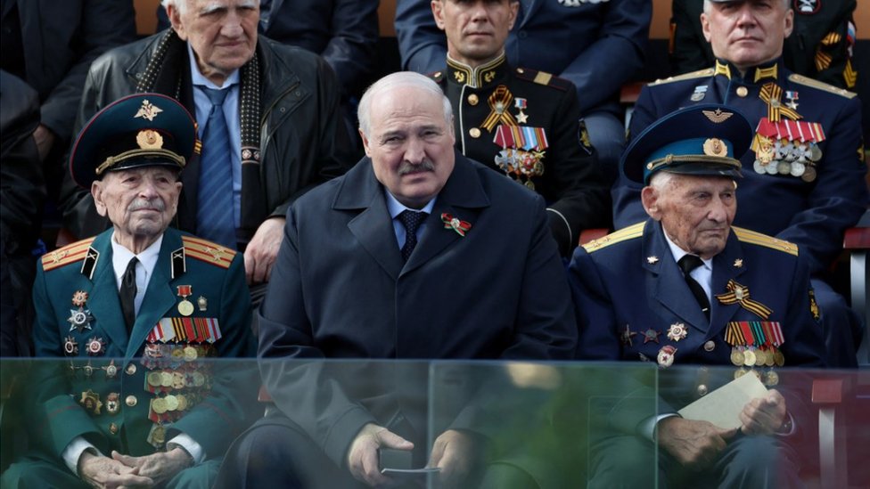 Aleksandar Lukašenko deluje umorno tokom prošlonedeljne parade za Dan pobede u Moskvi, a desna ruka mu je u zavoju. 9. maj 2023