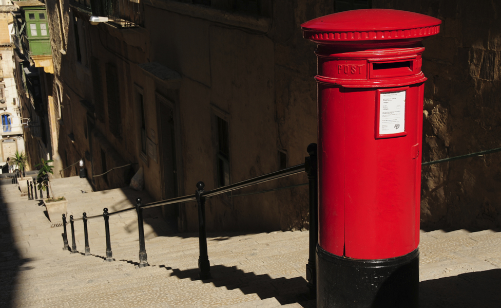 Красный почтовый ящик на Мальте