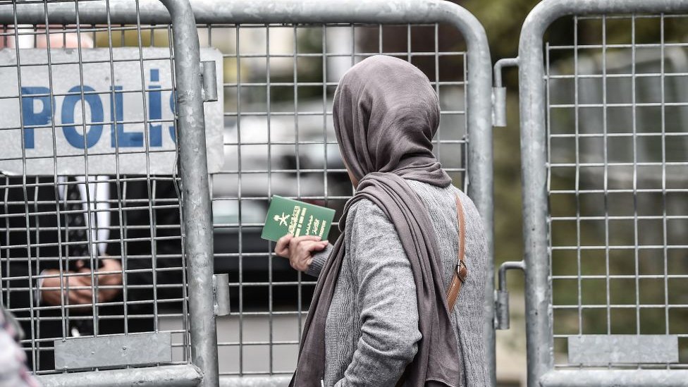 Mujer saudita con su pasaporte