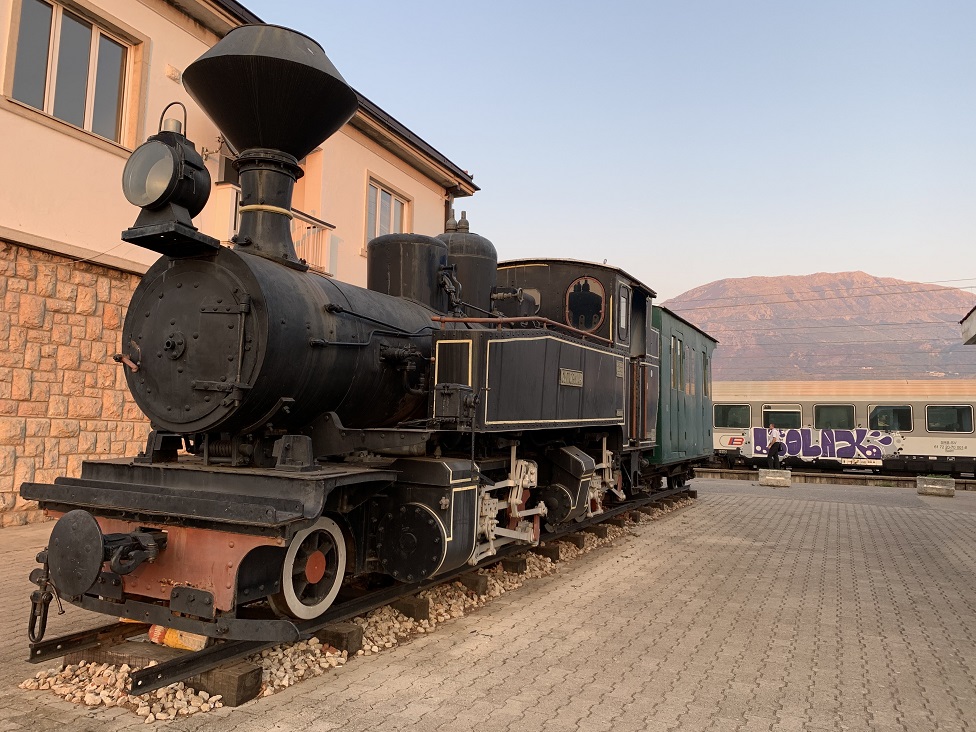 Parna lokomotiva u Baru na železničkoj stanici stoji kao eksponat