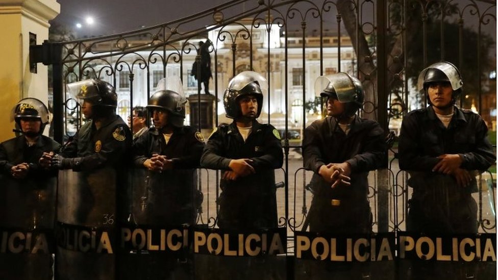 Полиция стоит на страже возле здания Конгресса