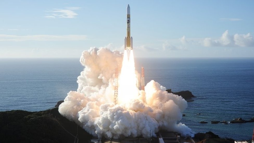 An H-2A rocket carrying the Hope Probe lifts off from the launching pad at Tanegashima Space Centre in Japan (20 July 2020)