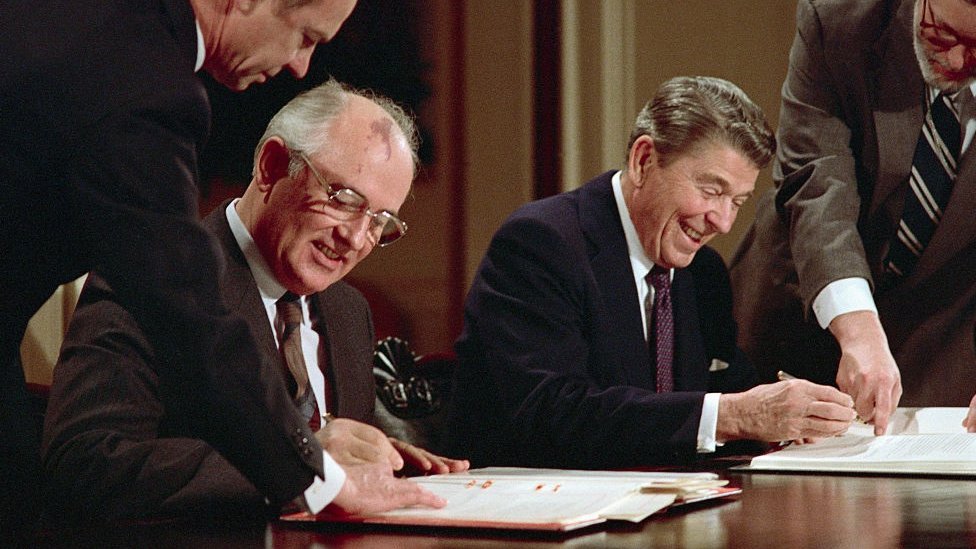 Gorbachoy y Reagan firman un acuerdo para el desarme nuclear.