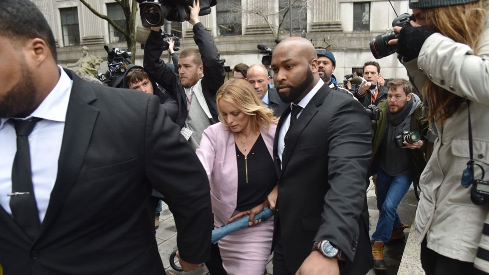 Stormy Daniels saliendo de la corte en Nueva York.