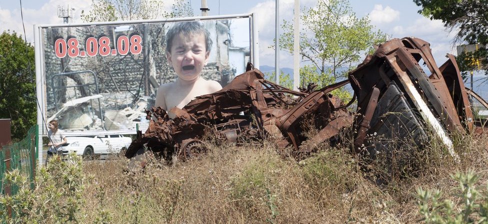 Bilbord u Južnoj Osetiji u čast žrtva gruzijskog napada na kolonu civila