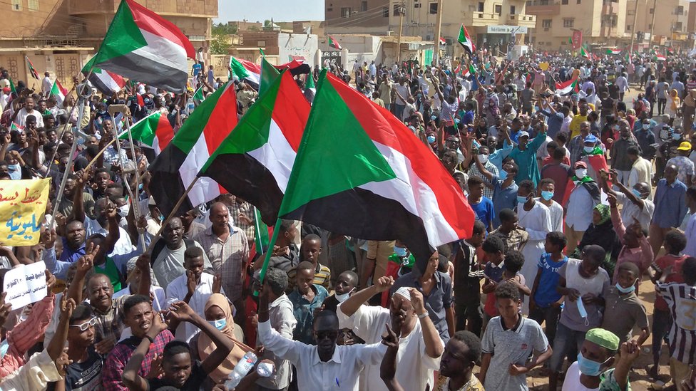 متظاهرون سودانيون يطالبون بالتحول الديمقراطي وتحقيق العدالة وتسليم السلطة إلى قوى مدنية