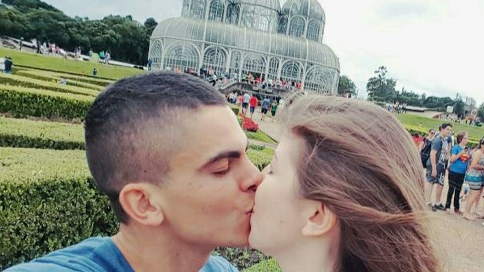 La pareja se besa en Curitiba.