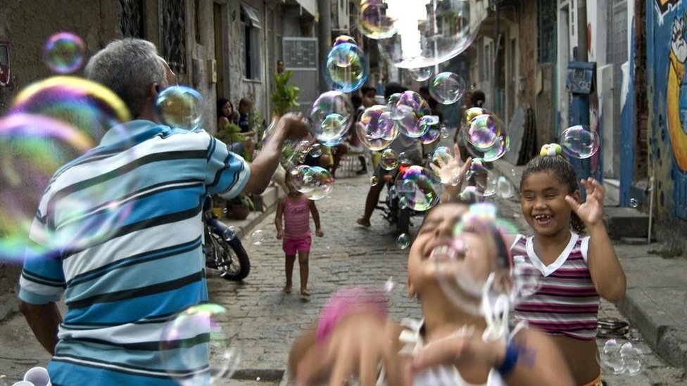 Điều chưa biết của việc trông giữ trẻ ở Brazil - BBC News Tiếng Việt