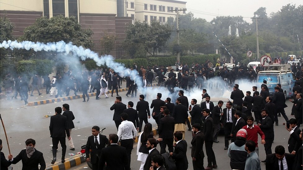Полиция применила слезоточивый газ во время столкновений между адвокатами и врачами у Пенджабского института кардиологии в Лахоре, 11 декабря 2019 г.