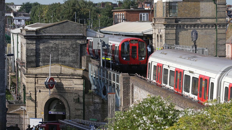 Algunos pasajeros quedaron atrapados en los trenes que fueron detenidos tras la explosión. Linea de District Line del metro de Londres a su paso por la estación de Parsons Green