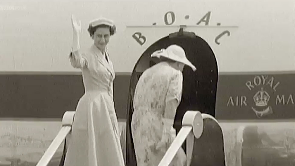 La flamante reina Isabel II tomando su primer vuelo en un Comet.