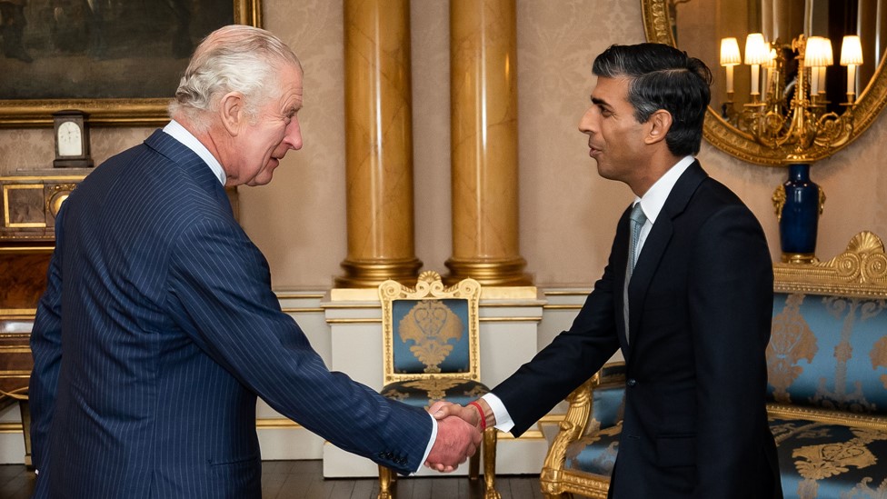 Velika Britanija i politika: Riši Sunak zvanično imenovan za premijera posle sastanka sa kraljem Čarlsom 5 King Charles and Sunak shaking hands