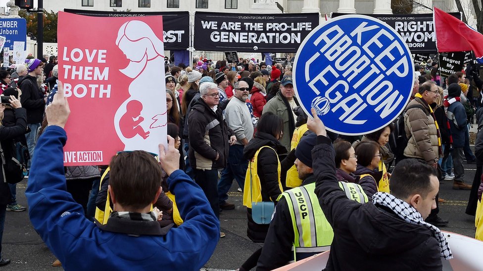 Митинг протестующих против абортов у здания Верховного суда США