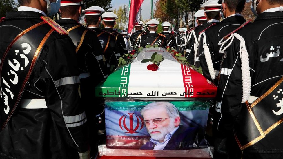 Iranian troops hold Mohsen Fakhrizadeh's coffin at a funeral ceremony in Tehran (30 November 2020)