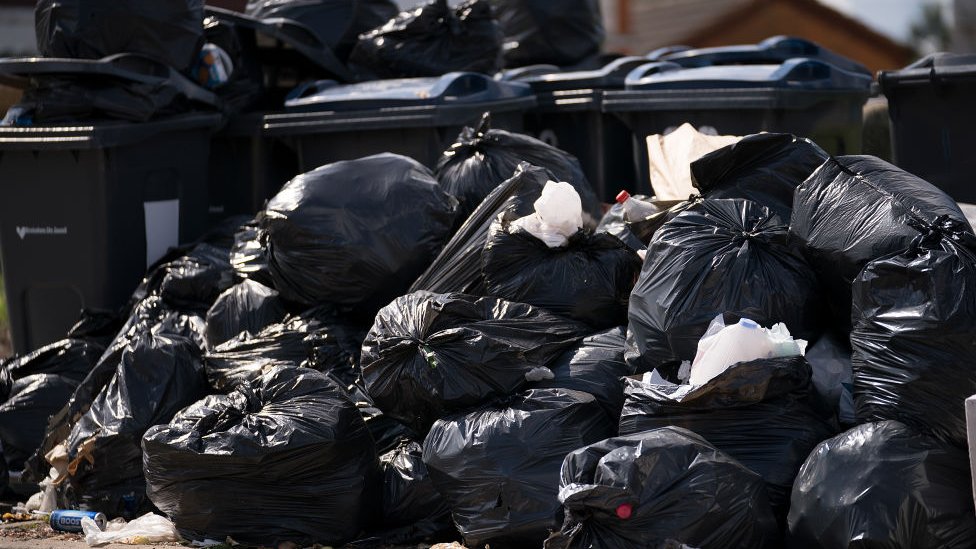 В августе 2017 года на улицах Квасцой Скалы в Бирмингеме начинает скапливаться бытовой мусор