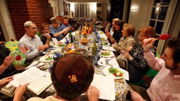 Makan malam yang disebut sebagai `Seder` untuk umat Yahudi ini tak bisa dilaksanakan seperti biasa.