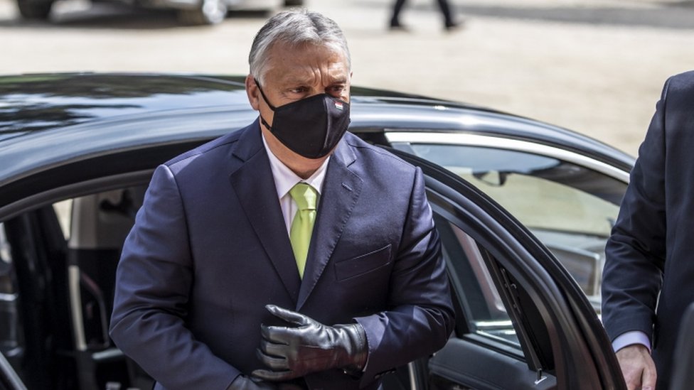 Виктор Орбан в маске выходит из машины