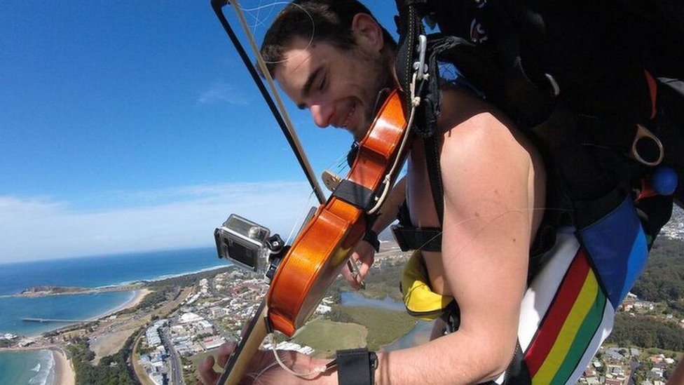 976px x 549px - The man who went skydiving in the nude with a violin - BBC News