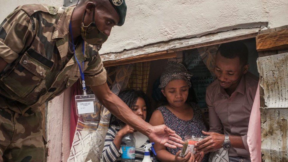 Seorang tentara membagikan masker dan sampel Covid-Organics di Antananarivo - April 2020