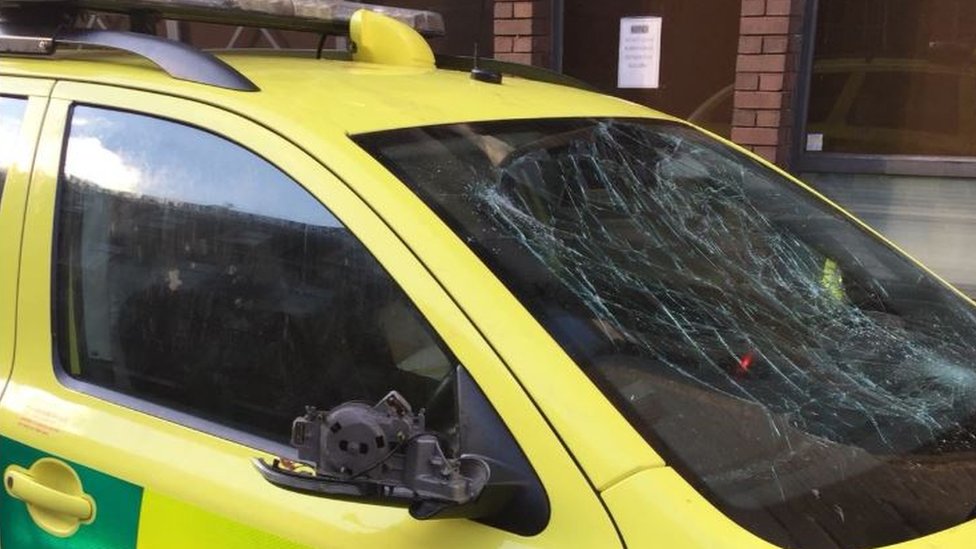 Автомобиль скорой помощи в Лондоне был поврежден в субботу, когда болельщики праздновали победу Англии над Швецией со счетом 2: 0